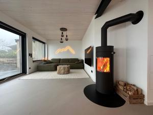 Una sala de estar con chimenea y un sofá. en PanoramaChalet Winterberg, en Winterberg
