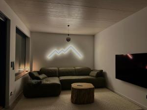 una sala de estar con un sofá y una mesa en PanoramaChalet Winterberg, en Winterberg