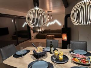 stół jadalny z jedzeniem i dwa żyrandole w obiekcie PanoramaChalet Winterberg w mieście Winterberg