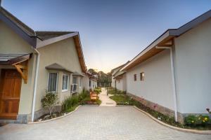a driveway leading to a house with a driveway at Chalés Estilo de Campos in Campos do Jordão +129 photos