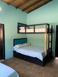 een slaapkamer met 2 stapelbedden in een kamer bij HOSTAL MARIA ISABEL in Santa Marta