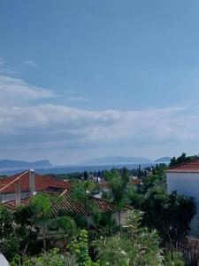 een uitzicht vanaf het dak van een gebouw bij Vivi's Apartments Loft in Spetses