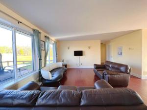 sala de estar con sofá de cuero y sillas en 2 Bedroom with free parking-upto 10 parking space, en Marysville