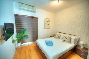 Un dormitorio con una cama en una habitación con ventana. en Cozy 2bedroom seafront apartment, balcony GOSLM-10, en Sliema