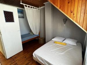 Un pequeño dormitorio con una cama y una escalera en Villa Quend, 4 pièces, 6 personnes - FR-1-730-6 en Quend