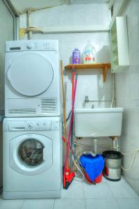 lavadero con lavadora y fregadero en Cozy 2bedroom seafront apartment, balcony GOSLM-10, en Sliema