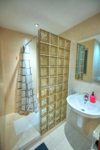 Un baño con lavabo, ducha e inodoro. en Cozy 2bedroom seafront apartment, balcony GOSLM-10, en Sliema