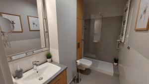 Kúpeľňa v ubytovaní Apartament Robinia z miejscem parkingowym