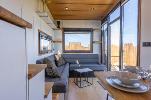 Posezení v ubytování Les Tiny du Pré Mathy - Logements insolites avec Jacuzzi à Profondeville