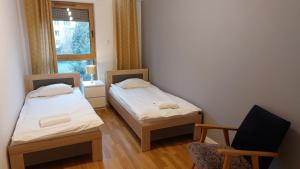 Posteľ alebo postele v izbe v ubytovaní Apartament Robinia z miejscem parkingowym