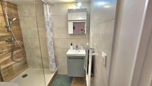 La salle de bains est pourvue d'une douche, d'un lavabo et de toilettes. dans l'établissement CosyNook - refait à neuf proche parc des expositions et aéroport CDG, à Villepinte
