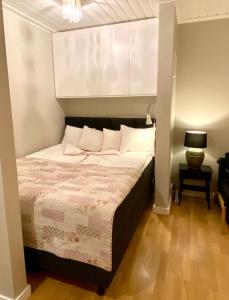 1 dormitorio con 1 cama grande y armarios blancos en Upseeritalo, en Seinäjoki