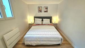 1 dormitorio con 1 cama con 2 almohadas en CosyNook - refait à neuf proche parc des expositions et aéroport CDG, en Villepinte