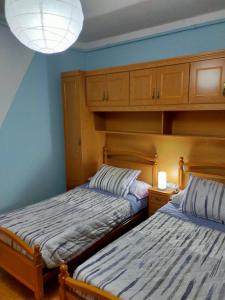 Łóżko lub łóżka w pokoju w obiekcie Apartamento Shenzhen en Astorga Camino de Santiago Cochera bicis