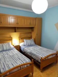 Łóżko lub łóżka w pokoju w obiekcie Apartamento Shenzhen en Astorga Camino de Santiago Cochera bicis