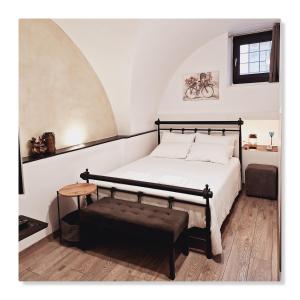 1 dormitorio con cama y banco. en THOMAS LUXURY APARTMENT in the historical center of Ioannina en Ioánina