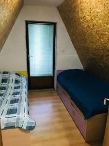 Een bed of bedden in een kamer bij Woodland Cosy ‘Secret’ Villa in the beauty Osogovo Mountain