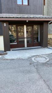 a building with a large glass door with the letter b at Appartement au pied des pistes in Allos