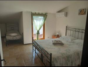 ein Schlafzimmer mit einem großen Bett und einem Fenster in der Unterkunft Roma a un passo e il mare in casa in Marina di Cerveteri
