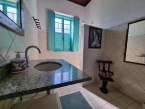 a bathroom with a sink and a shower at Fazenda Itamirim - Chácara para alugar com piscina, campo de futebol, churrasqueira e salão de festas - Próximo a São José dos Campos e ao Mobai Bike in Jacareí