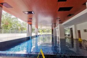 une piscine intérieure avec un plafond rouge dans l'établissement Sense In Passionate, à Sitiawan