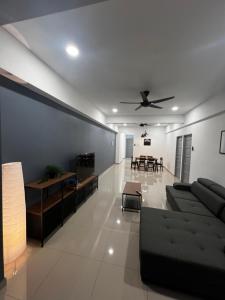 - un salon avec un canapé et un ventilateur de plafond dans l'établissement Sense In Passionate, à Sitiawan