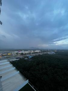 - une vue sur la ville depuis le haut d'un bâtiment dans l'établissement Sense In Passionate, à Sitiawan