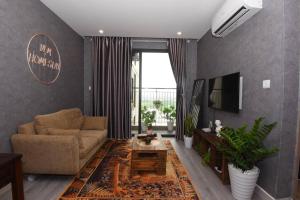 een woonkamer met een bank en een salontafel bij Ocean Hub Stay_1BR_View Vinuni in Hanoi