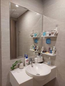 een badkamer met een wastafel en een spiegel bij Ocean Hub Stay_1BR_View Vinuni in Hanoi