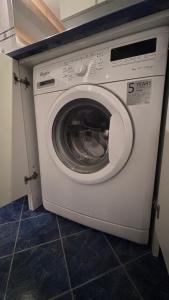 uma máquina de lavar roupa branca sentada numa cozinha em Apartment Goldener Schnee Tesero em Tesero