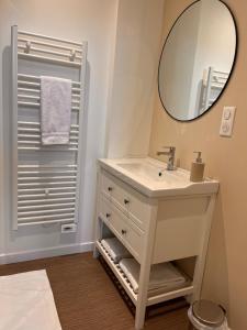 a bathroom with a sink and a mirror at Résidence de l'houmeau - proche gare in Angoulême +92 photos
