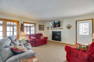 sala de estar con sofás y chimenea en Big Stone Lake Retreat Near Browns Valley!, 