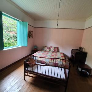 a bedroom with a bed and a window at Fazenda Itamirim - Chácara para alugar com piscina, campo de futebol, churrasqueira e salão de festas - Próximo a São José dos Campos e ao Mobai Bike in Jacareí