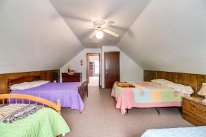1 dormitorio con 3 camas y ventilador de techo en Big Stone Lake Retreat Near Browns Valley!, 