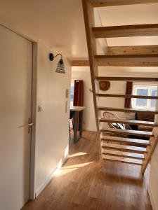 a staircase in a room with a door and wooden floors at Résidence de l'houmeau - proche gare in Angoulême