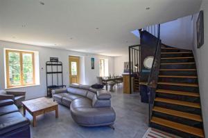 ein Wohnzimmer mit einem Sofa und einer Treppe in der Unterkunft Villa : Les Embruns classé 4 étoiles in Bréhat