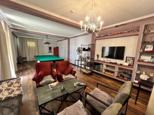 TV a/nebo společenská místnost v ubytování Laguna Beach Club Bazaleti Lake