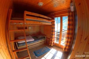 a small room with bunk beds in a cabin at Stecaya Face à la piste de l'Aigle in Zinal
