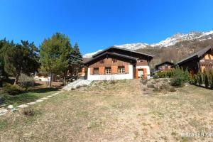 a house in the mountains with a yard at Stecaya Face à la piste de l'Aigle in Zinal