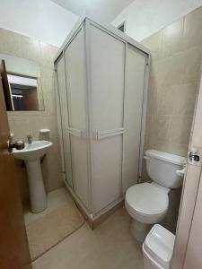 Apartamento Ejecutivo Valencia في فالنسيا: حمام مع مرحاض ومغسلة