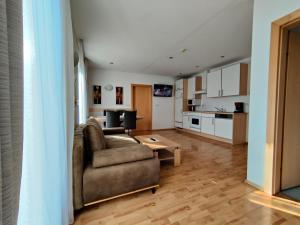 ein Wohnzimmer mit einem Sofa und einem Tisch in der Unterkunft Room in Apartment - Residence Klementhof in Fiumes