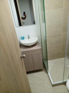 y baño con lavabo y ducha acristalada. en Apartamento Rodadero Santa Marta 902, en Santa Marta