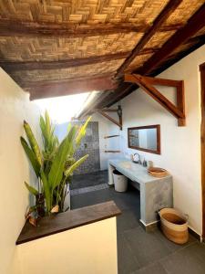Habitación con baño con lavabo y encimera. en Villa Joglo Samara, en Uluwatu