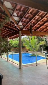 vista para uma piscina num resort em Chácara Morada de Cristo em Igaratá