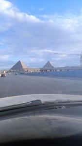 Pyramids and Museum Resort Apartment في Giza: اطلاله على تجمع مياه بجسر