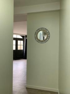 een hal met een spiegel aan de muur bij Appartement Torii - Maulévrier Cholet Puy du Fou in Maulévrier