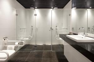 Koupelna v ubytování Van der Valk Hotel Sneek