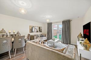 - un salon avec un canapé et une table dans l'établissement Stunning 4 bed In Leicester with Garden & Parking!, à Leicester