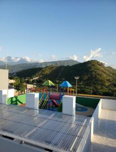 un techo con un parque infantil con montañas al fondo en Apartamento Rodadero Santa Marta 902, en Santa Marta
