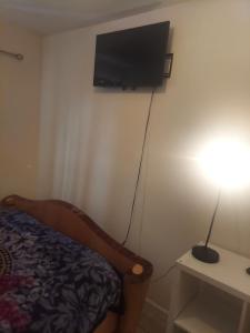 una camera con un letto e una televisione a parete di Deluxe Room A 12 minutes to Ewr a Newark